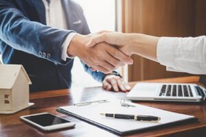 Signature d’un contrat d’assurance entre un courtier et un client à Namur