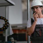 Homme dans une usine qui fait un compte rendu sur la sécurité de celle-ci