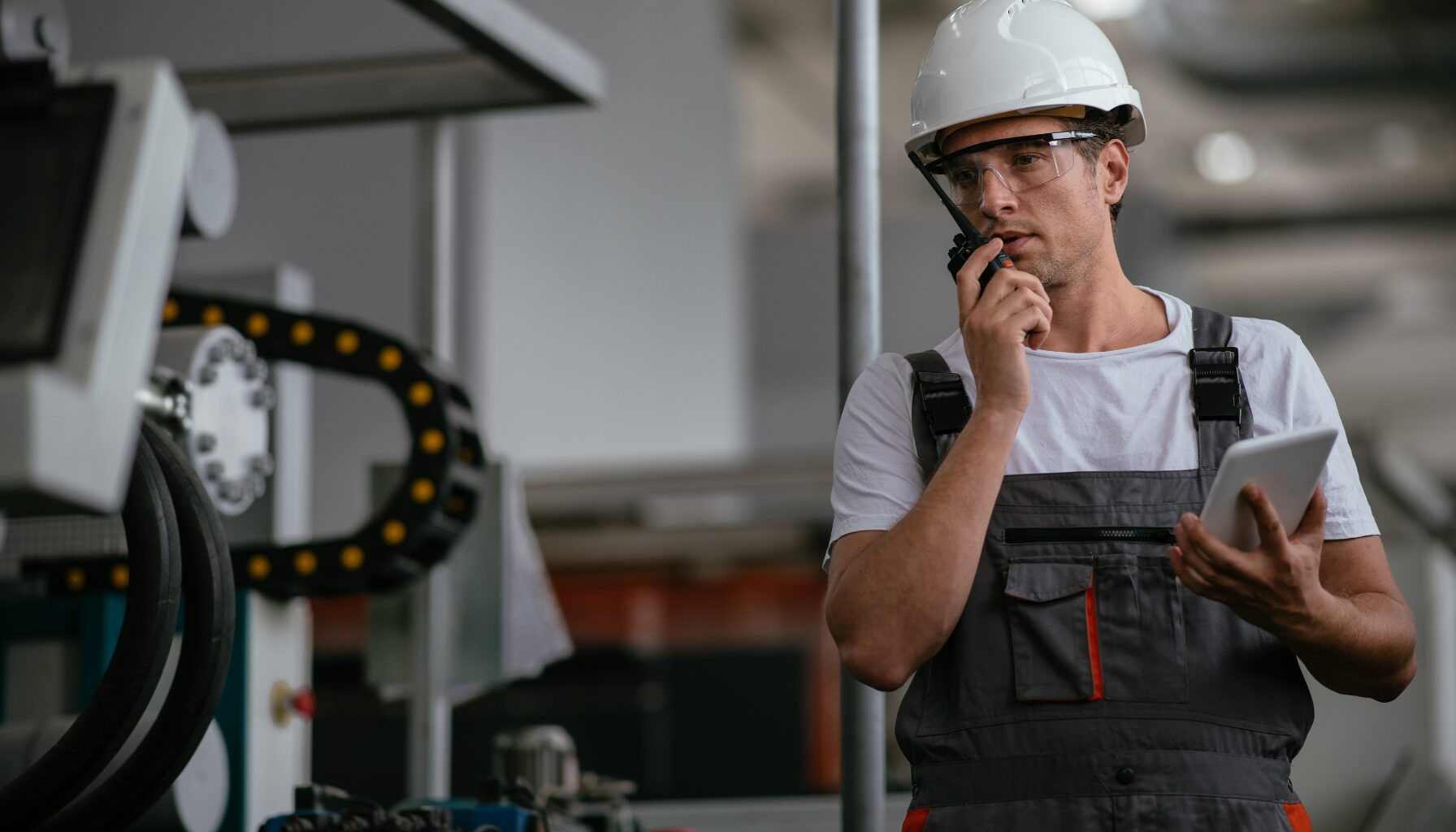 Homme dans une usine qui fait un compte rendu sur la sécurité de celle-ci